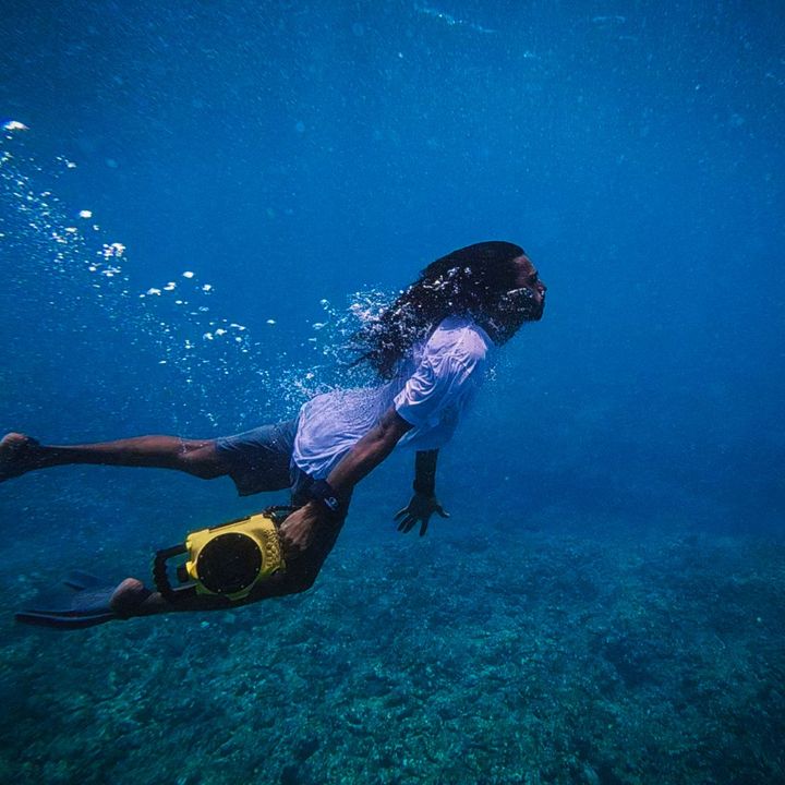 Malik Saeed free-diving with a camera